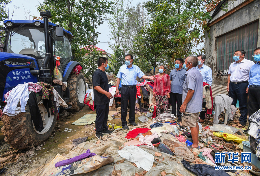 李克强在河南考察并主持召开灾后恢复重建专题会议时强调 保障好受灾群众生活 扎实推
