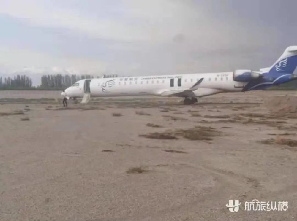华夏航空CRJ飞机冲出跑道，股价跌停